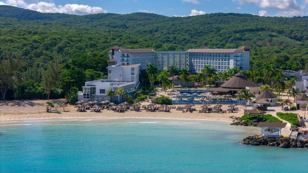 法尔茅斯Hideaway at Royalton Blue Waters, An Autograph Collection all-Inclusive Resort - Adults Only的享有度假村和海滩的空中景致