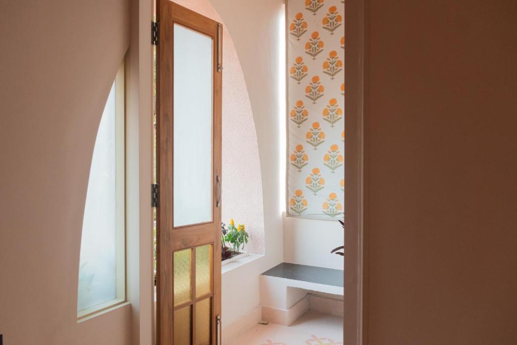 斋浦尔Rajan House的一间带卫生间的浴室、一个窗户和一扇门