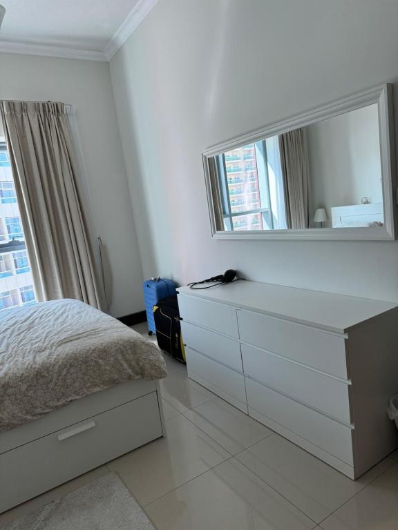 迪拜1 BHK Luxury的白色卧室配有梳妆台和镜子