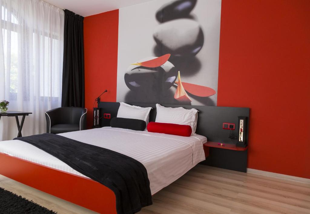 RazgradHotel GabriSa的一间卧室设有一张床和红色的墙壁