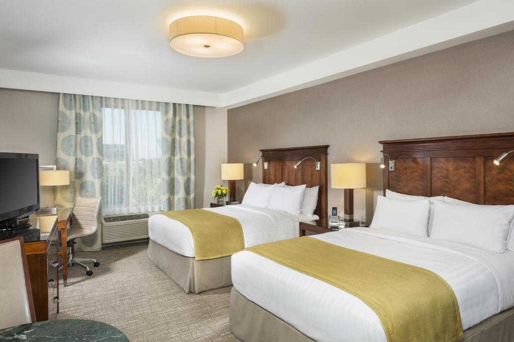 安纳海姆阿纳海姆艾雅酒店的酒店客房设有两张床和一台平面电视。