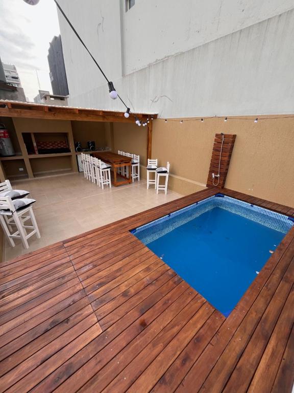 Casa con Increíble Terraza, Parrilla y Pileta 21 jóvenes en Palermo内部或周边的泳池