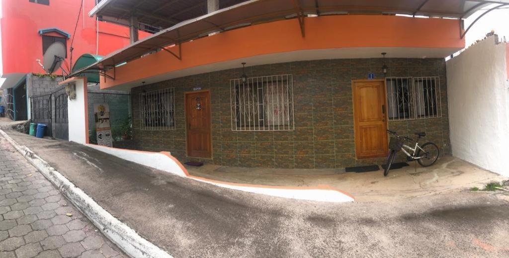 巴克里索莫雷诺港Casa de Huespedes Milena的停在大楼前的自行车