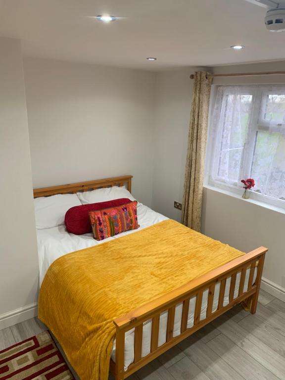 GoodmayesGoodmayes Park Home的一间卧室配有一张黄色毯子床