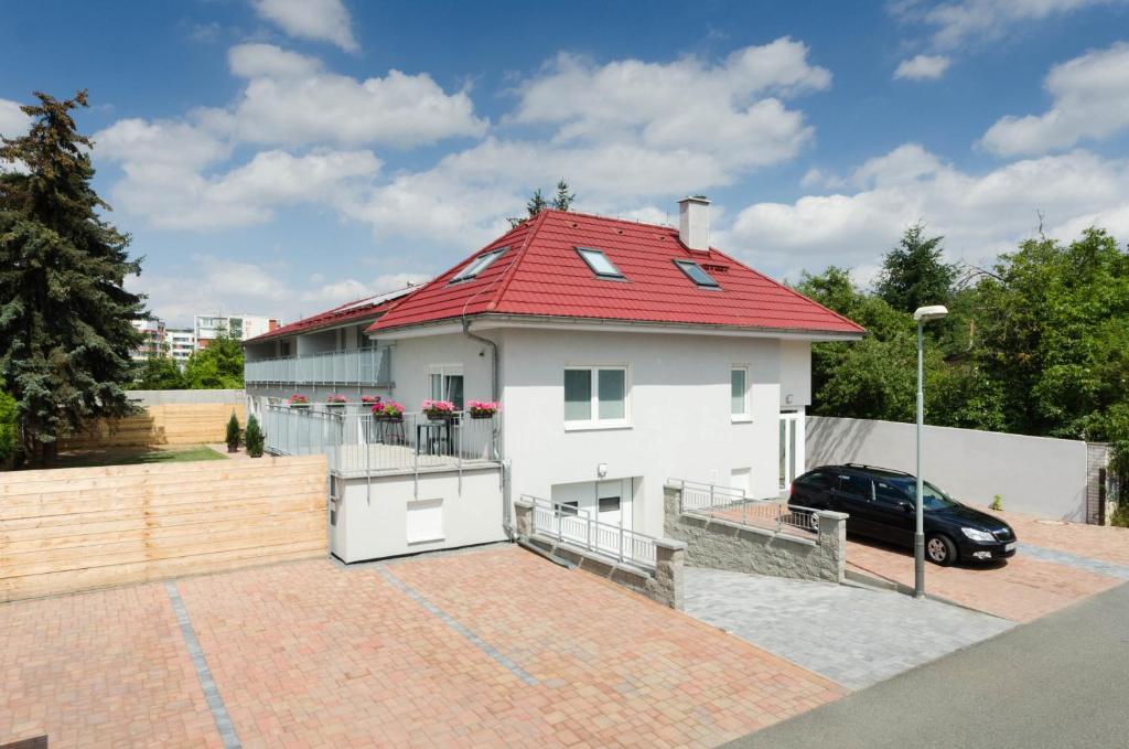 布拉格苏怡公寓的白色的房子,有红色的屋顶和汽车