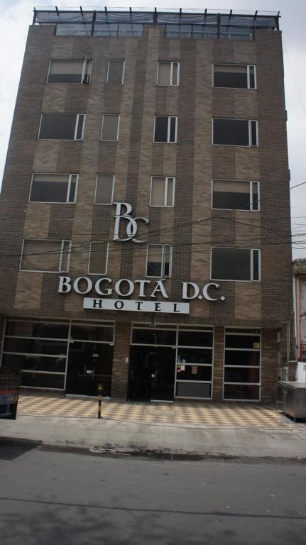 波哥大Hotel Bogota DC的前面有标志的建筑