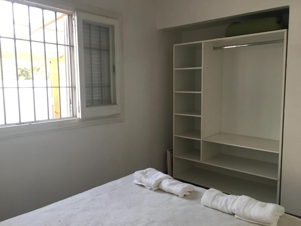 马德普拉塔Silvestre的一间卧室设有床、窗户和书架