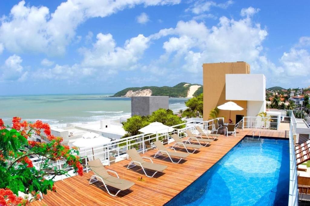 纳塔尔Vip Praia Hotel的一个带游泳池和海滩的度假胜地