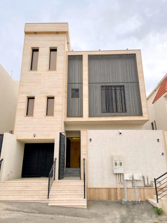 艾卜哈نزل الراشد الفاخرة luxury的前面有楼梯的建筑