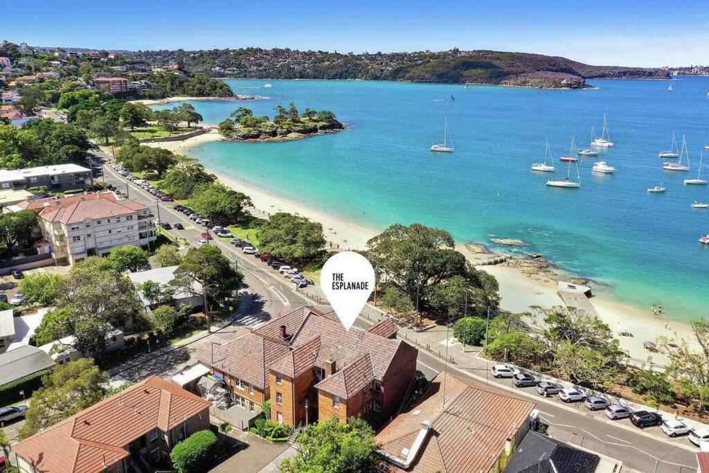 悉尼Luxe-Coastal Balmoral Beachfront Apartment的享有海滩的空中景色,在水中划船