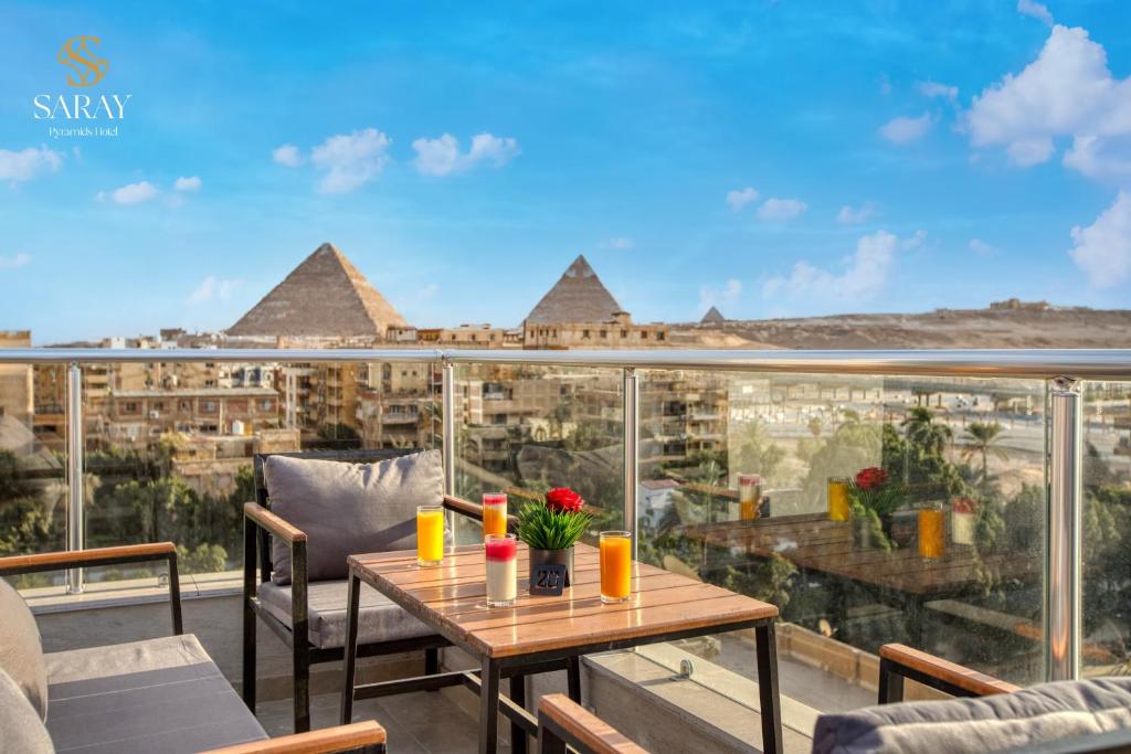 开罗Saray Pyramids & Museum View Hotel的享有金字塔美景的阳台