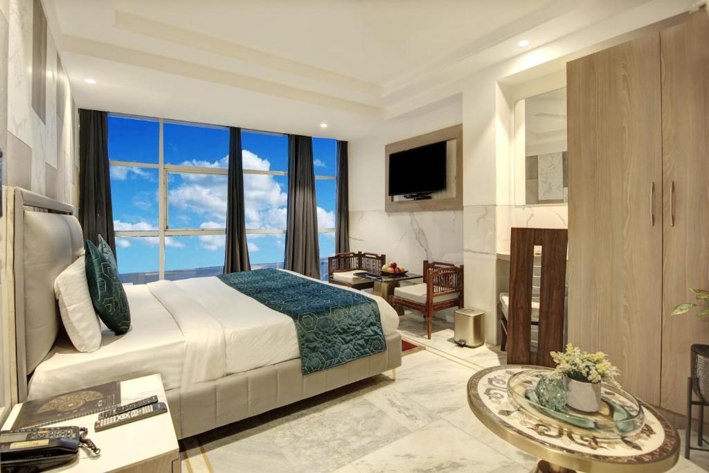 新德里Hotel International Inn by Star group - Near Delhi Airport的一间卧室设有一张大床和一个大窗户