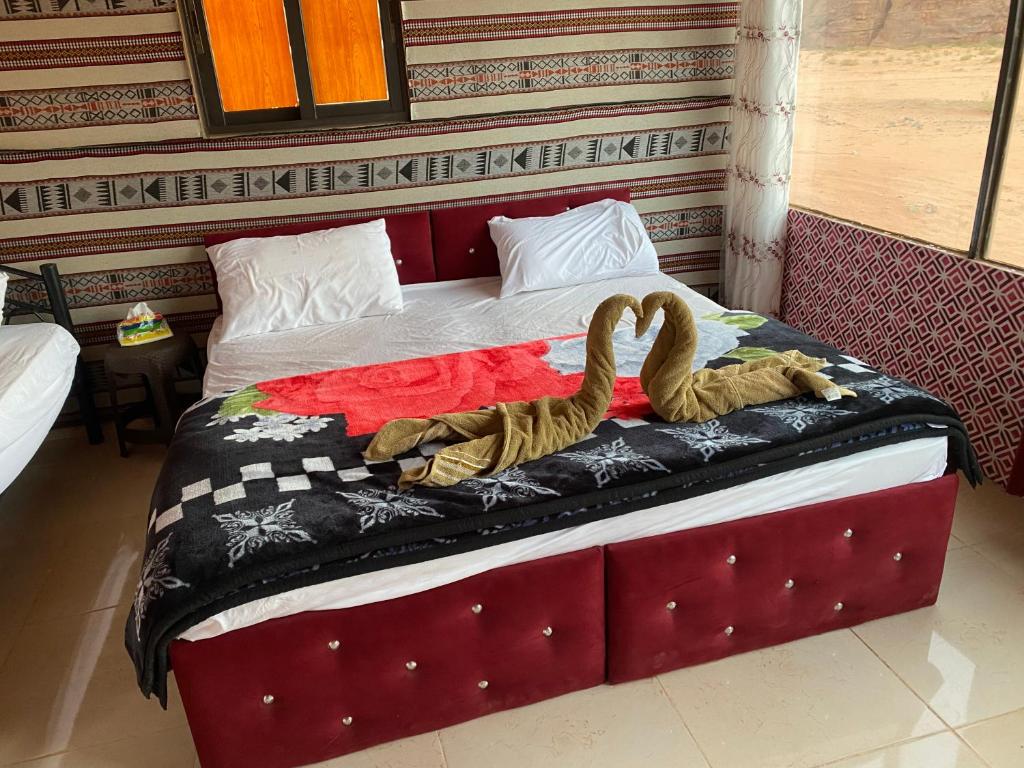 Authentic Wadi Rum camp & tours客房内的一张或多张床位