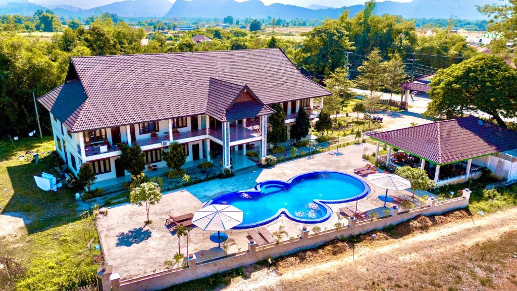万荣Vang Vieng Garden Resort的享有带游泳池的房屋的空中景致