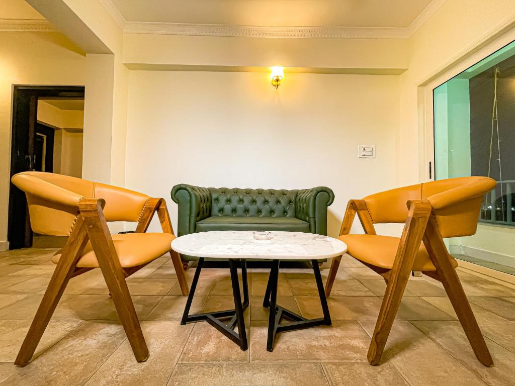 古瓦哈提Irroi Guwahati的客厅配有两把椅子和一张桌子