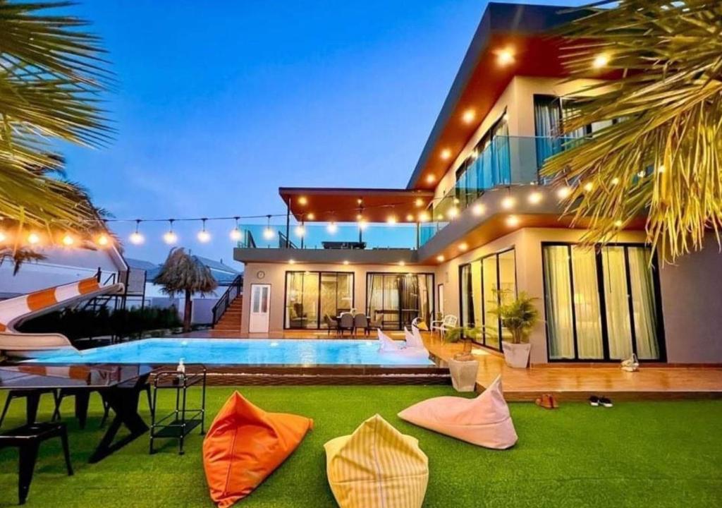 华欣Por House99 poolvilla的庭院中带游泳池的房子