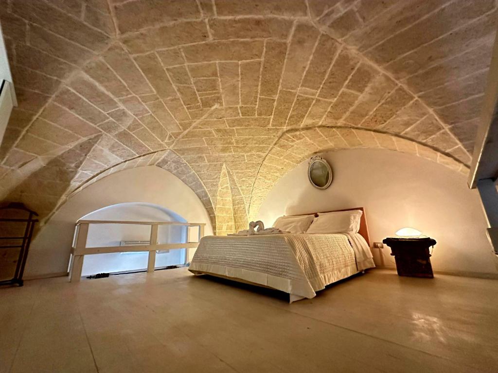 加利波利LE DIMORE CENTRO的一间卧室设有一张石质天花板床。