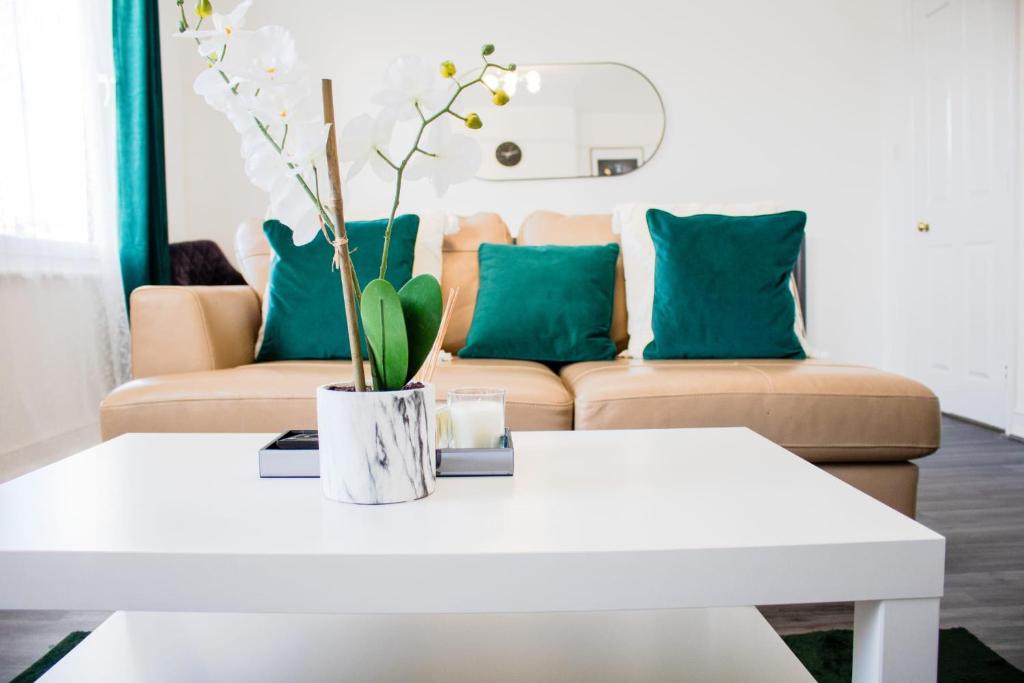 伦敦Fabulous One Bedroom House in Penge area in London的带沙发和白色咖啡桌的客厅