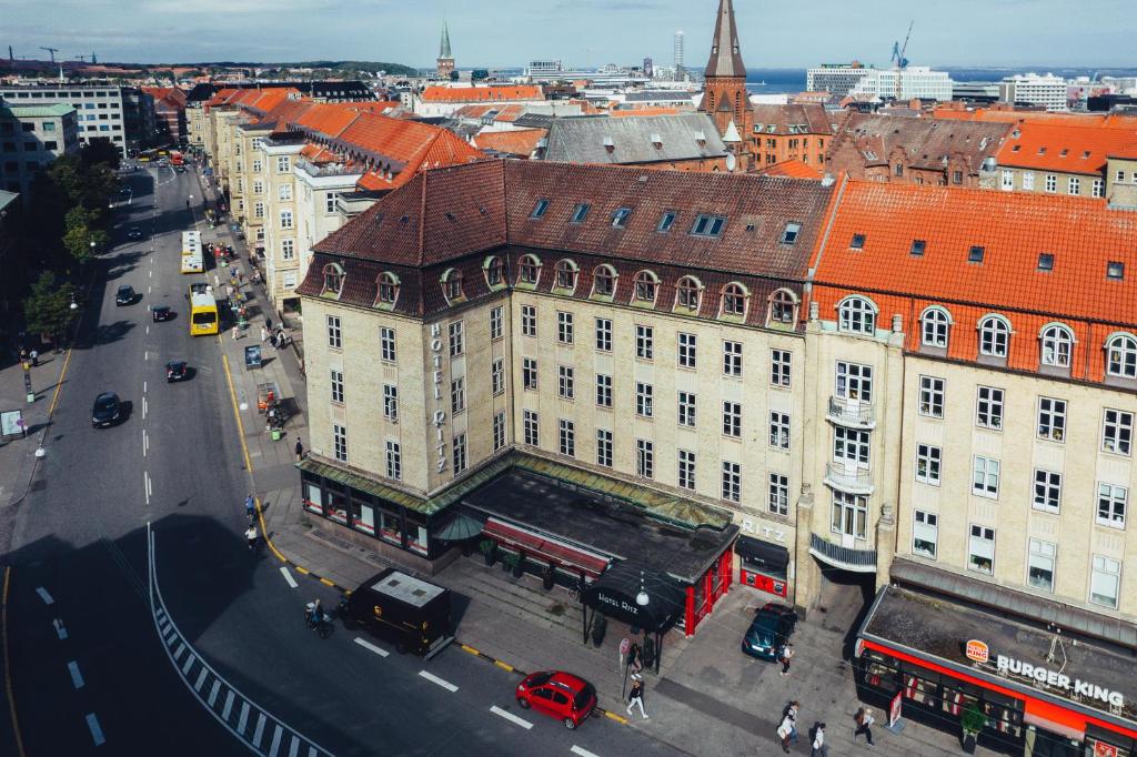 奥胡斯Milling Hotel Ritz Aarhus City的享有城市街道上方建筑的景致