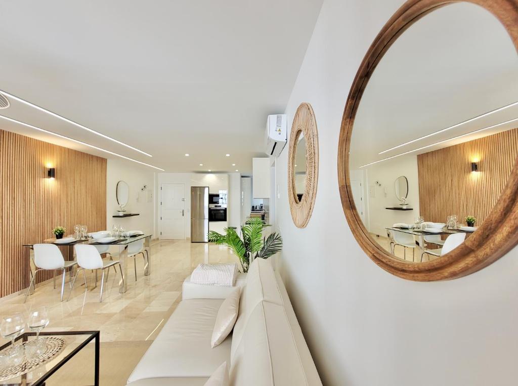 拉克鲁斯The Stylish Apartment的客厅配有白色沙发和镜子
