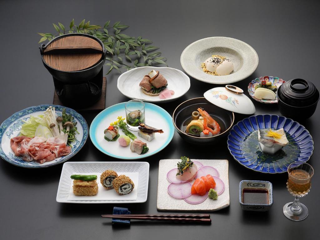 IidaShirabiso Kogen Amanogawa的桌上的一组食物