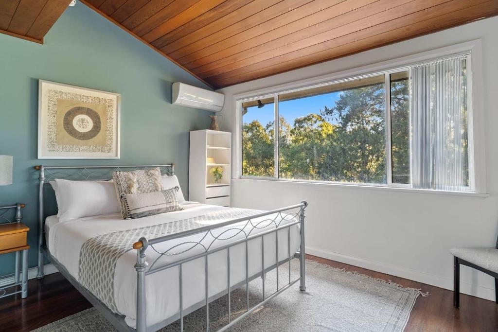 悉尼The Young - A Peaceful Parkside Delight的一间卧室设有一张床和一个窗口