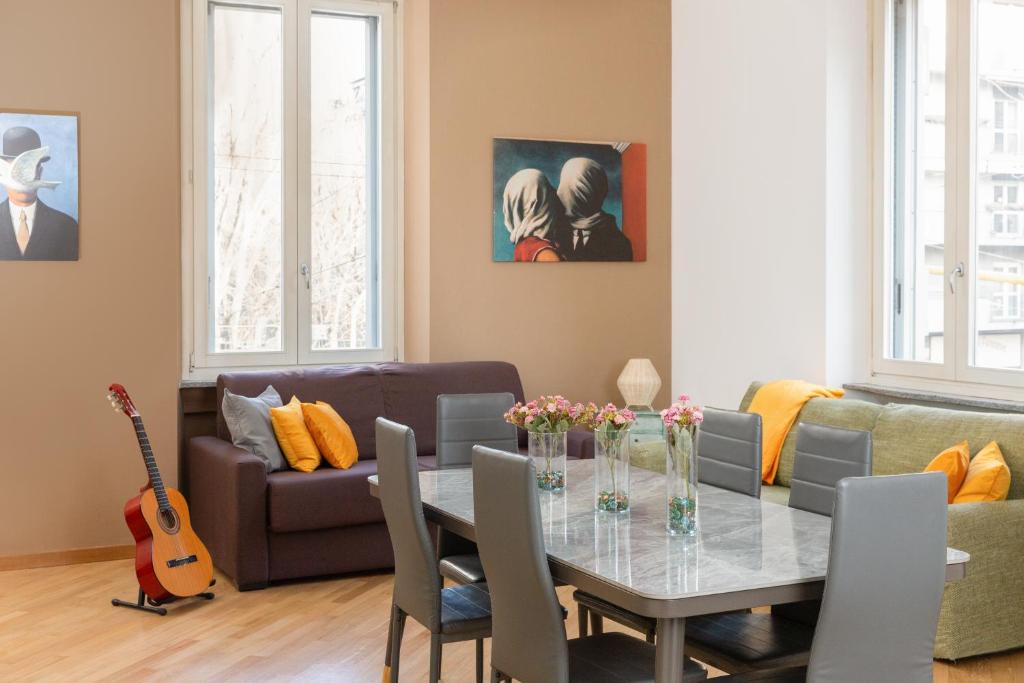 米兰Exclusive apartment Magritte Style的客厅配有桌子和沙发