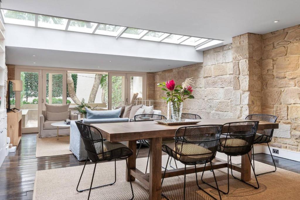 悉尼Elegant Paddington Sandstone Cottage with Parking的一间带桌椅的用餐室