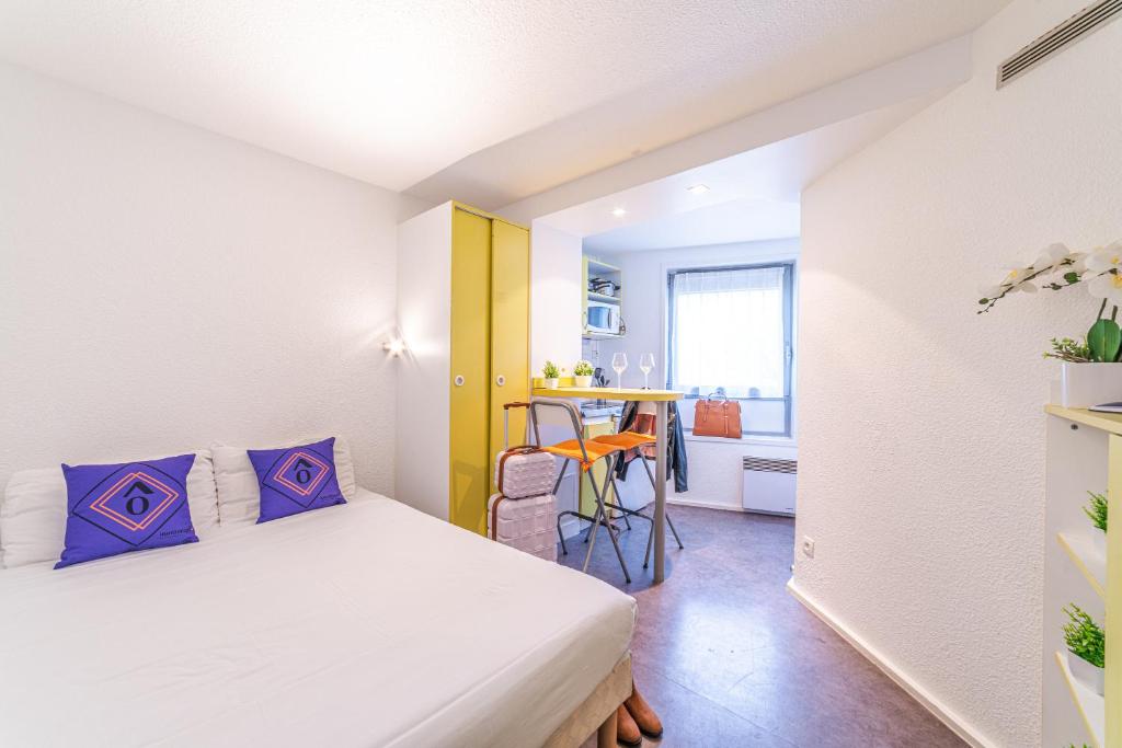 Courcouronnes蒙特珀埃夫里公寓式酒店的小房间设有一张床和一张桌子