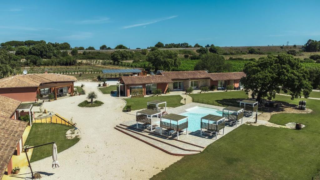 萨萨里La Vinia Bed&Wine Experience - Adults Only的享有带游泳池的房屋的空中景致