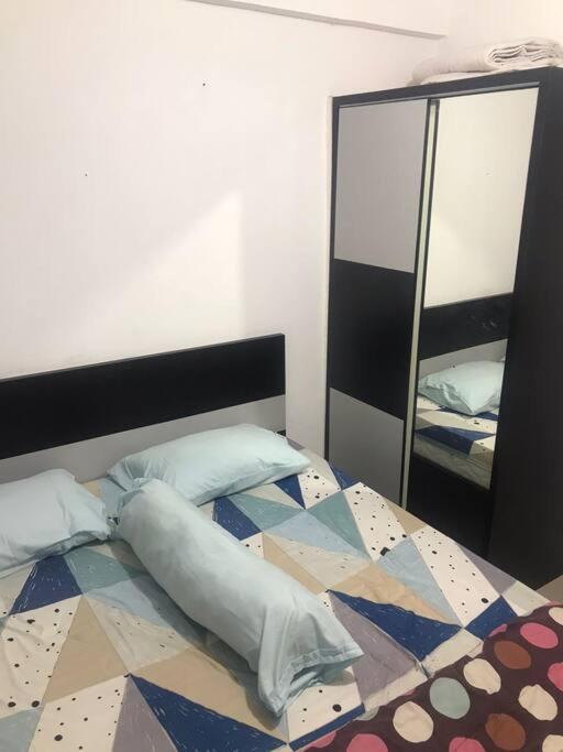 DukuhVictoria Room的一间卧室配有一张床和镜子