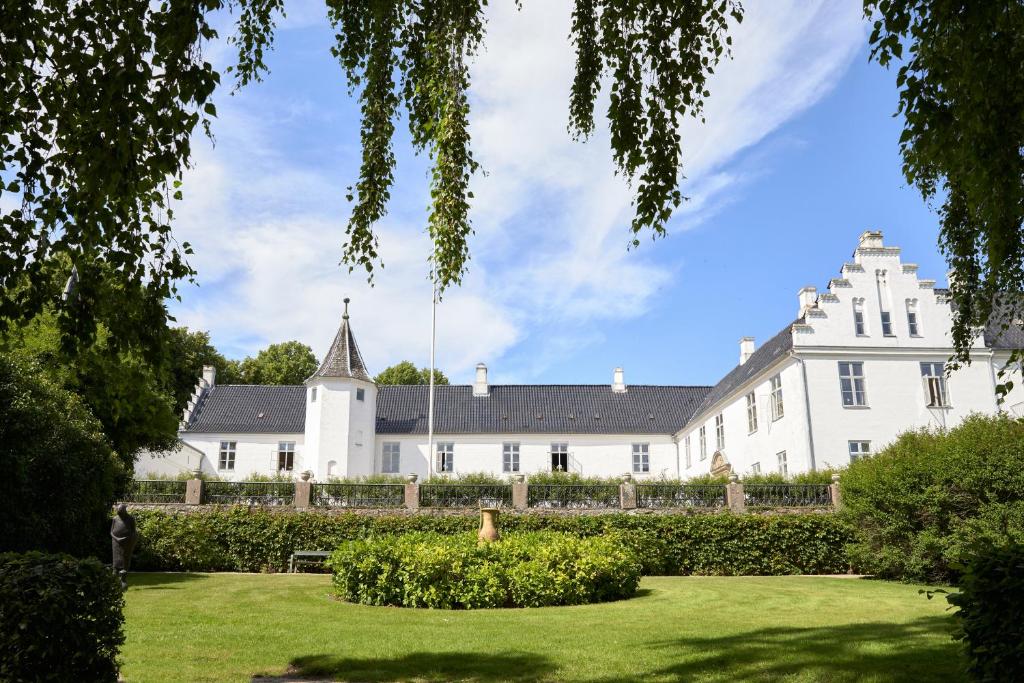 SøndersøDallund Slot的前面有草坪的大白色房子