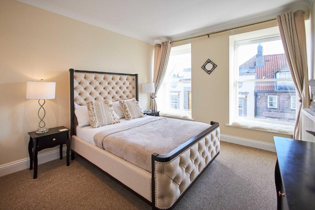 特维德上游的贝里克Host & Stay - Hide Hill Apartments的一间卧室设有一张大床和大窗户