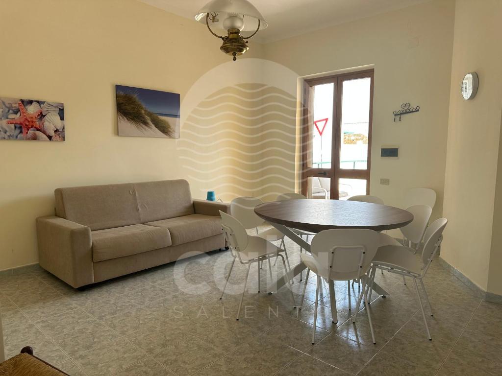 切萨雷奥港Villetta il Veliero的客厅配有桌子和沙发