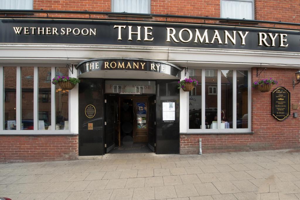 东迪勒姆The Romany Rye Wetherspoon的罗马日 ⁇ 里里尔前门大楼