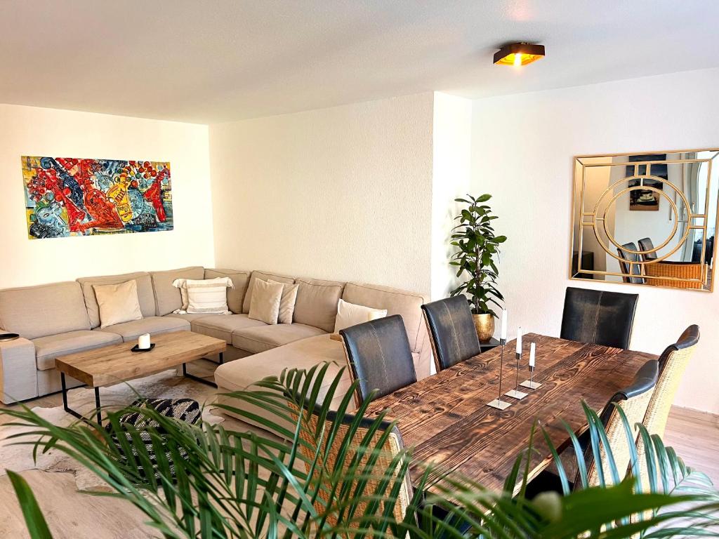 科隆Stylish, cosy flat close to Cologne City Center的客厅配有桌子和沙发