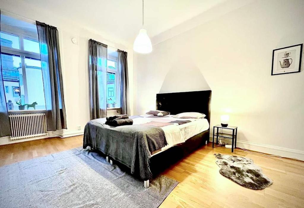 哥德堡Luxury Apartment In City Centre的一间卧室设有一张床和一个大窗户