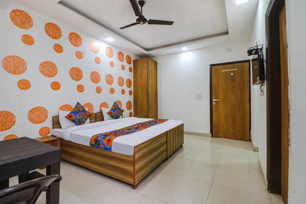 新德里FabExpress Abode Inn的一间带一张床铺的卧室,位于带天花板的房间内