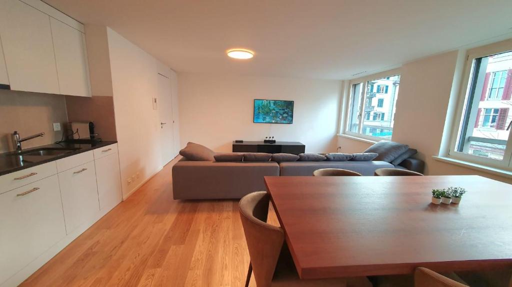 苏黎世DHG Luxury Apartments Zurich-Wollishofen的客厅配有沙发和桌子
