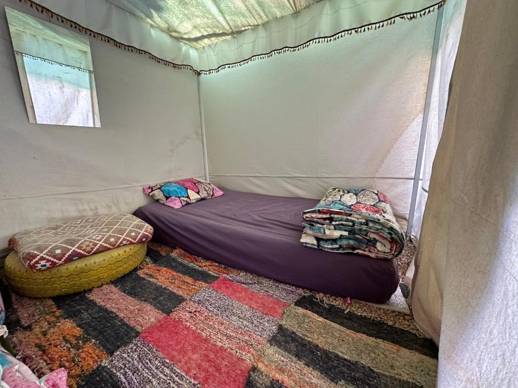 锡瓦Muhra Camp Siwa的帐篷内带两张床的房间
