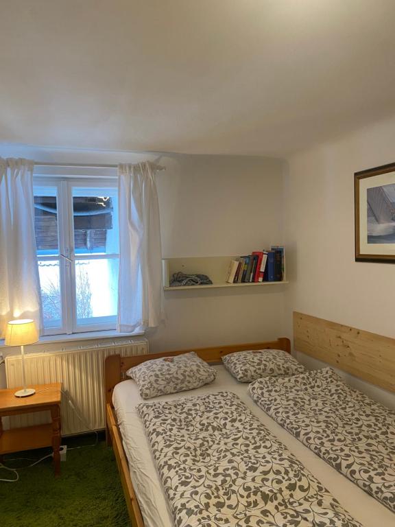 Sankt UlrichWeingut Martinshof的卧室设有两张床,带窗户