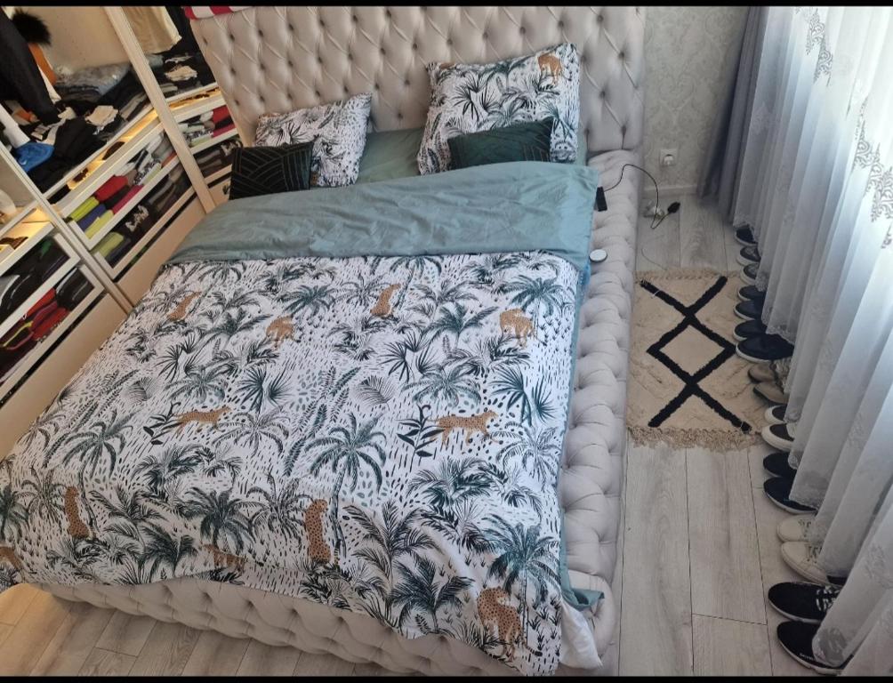 布鲁塞尔Diva lux的一间卧室配有一张热带印花床