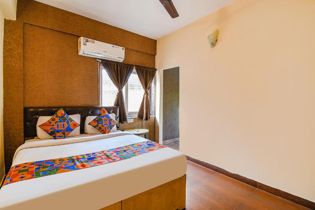 加尔各答FabExpress Krishna的一间卧室设有一张床和一个窗口