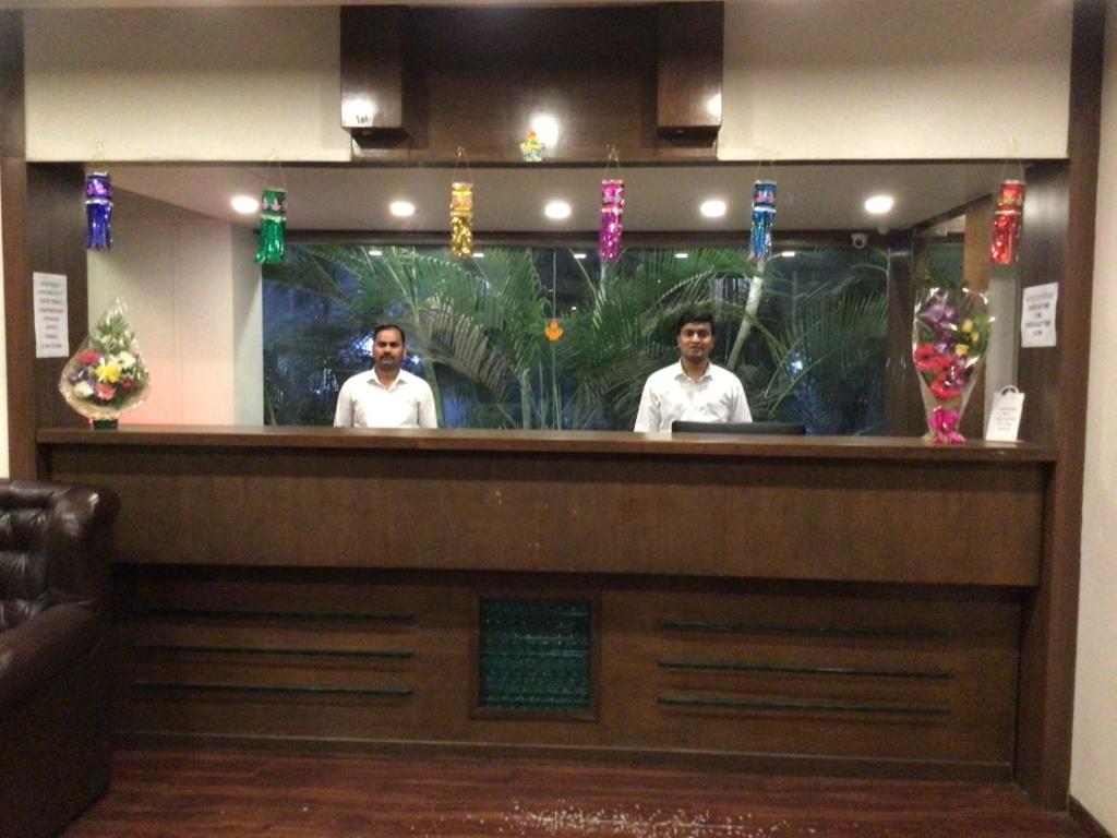 浦那IVY Studio的两个人站在餐厅酒吧