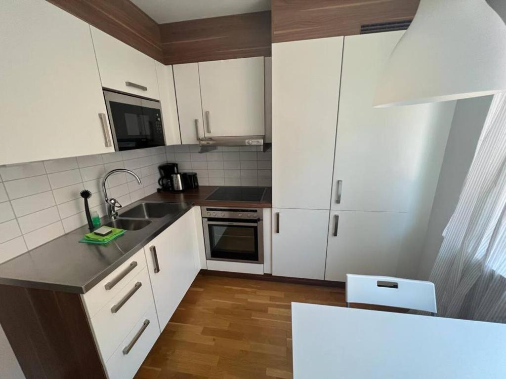 哥德堡Elegant Apartment In Lovely Location的厨房配有白色橱柜和台面