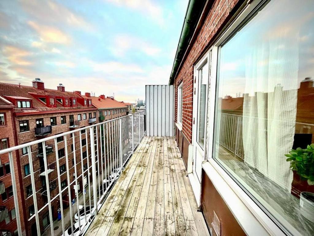 哥德堡Luxurious Apartment With Lovely View的享有建筑景致的阳台