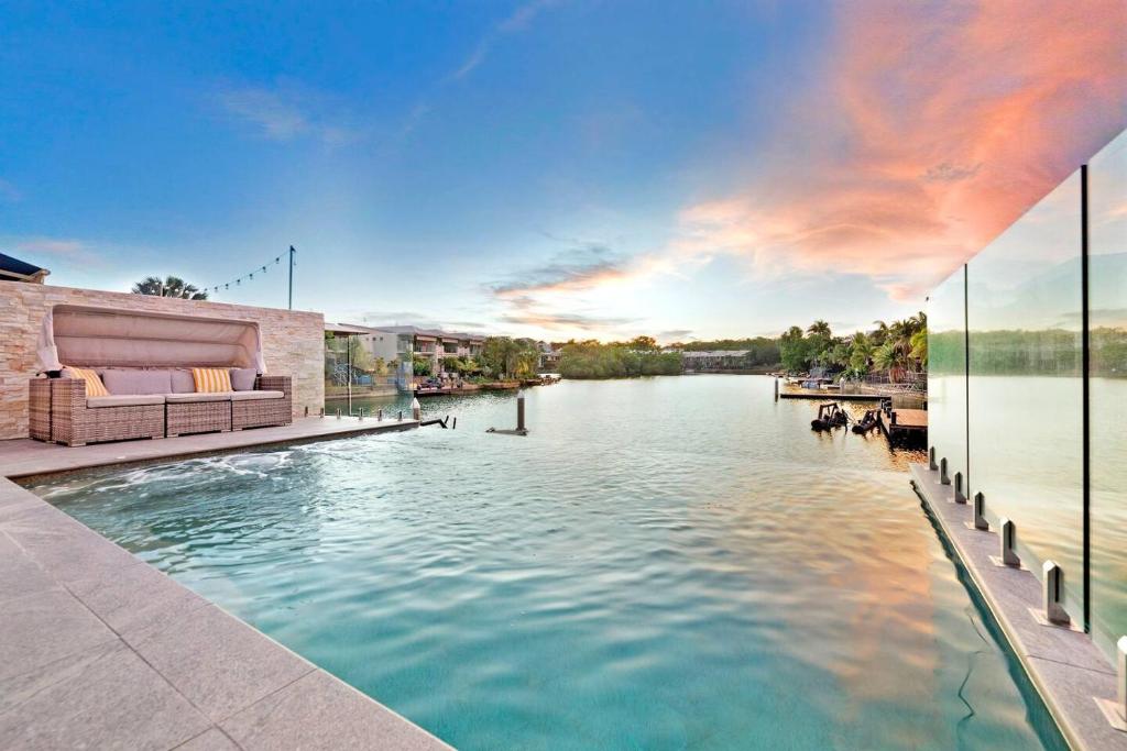 达尔文'Infinity's Edge' Darwin Luxury Waterfront Oasis的河景游泳池