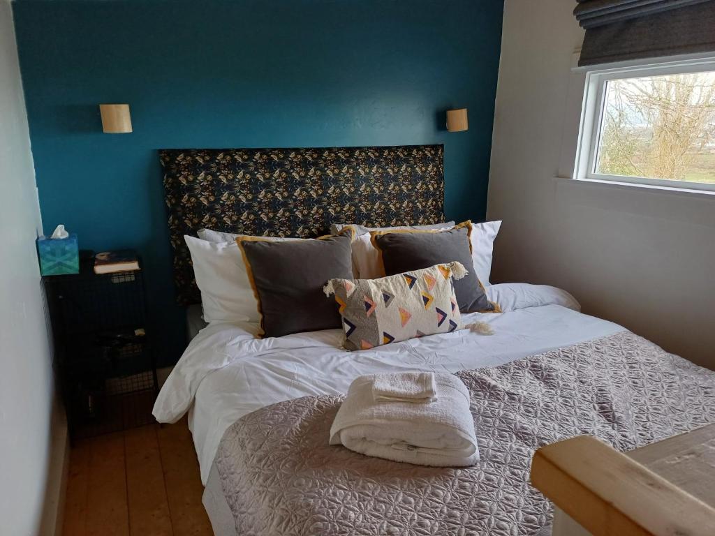 伦敦德里The Wee Tiny Home的一间卧室设有两张床和窗户。
