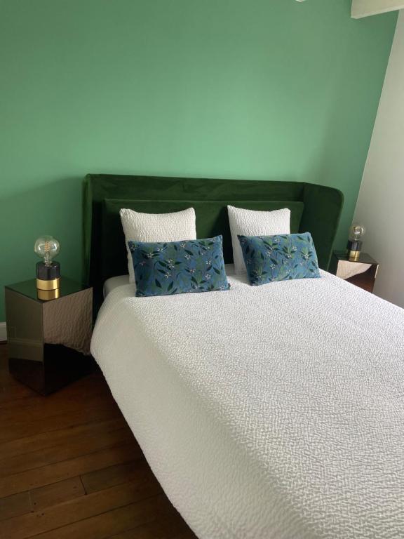 阿卡雄Villa Yollande的一间卧室配有一张带蓝色枕头的大床