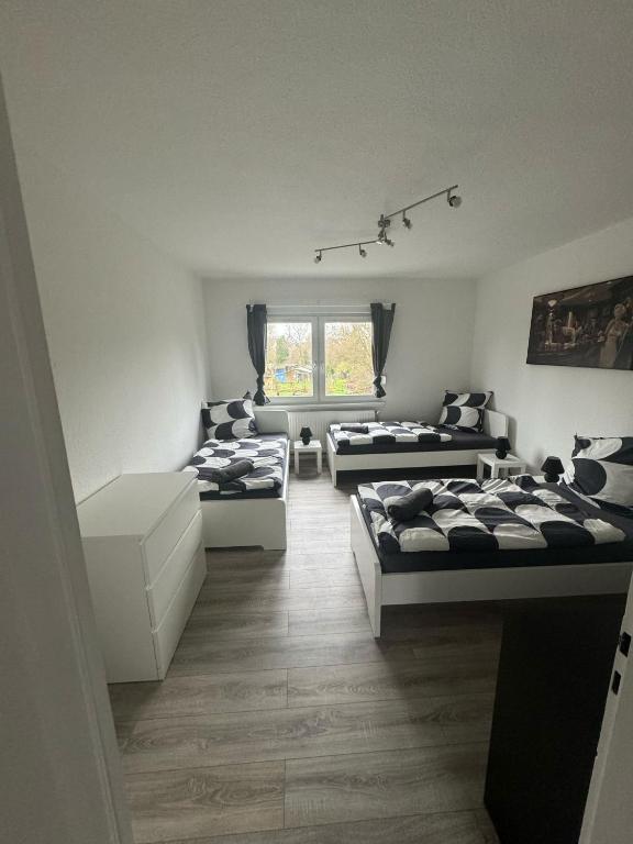 黑尔滕Wohnglück 2的一间带三张床和一张沙发的客厅